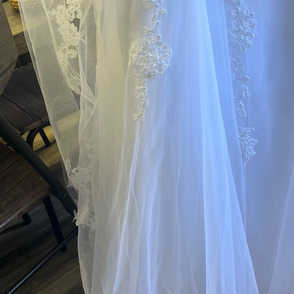 WEDDING DRESS BY DAVID’S - Picture 3 of 9